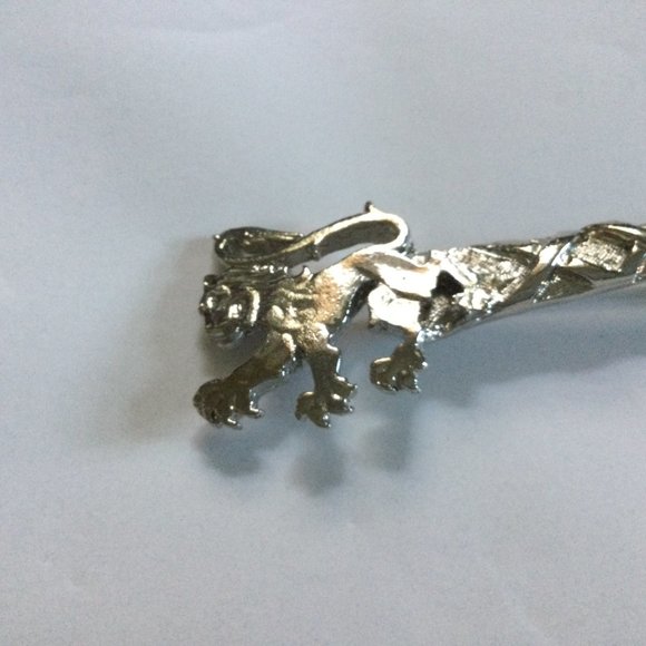 Silver tone metal pin brooch lion? - Picture 3 of 7